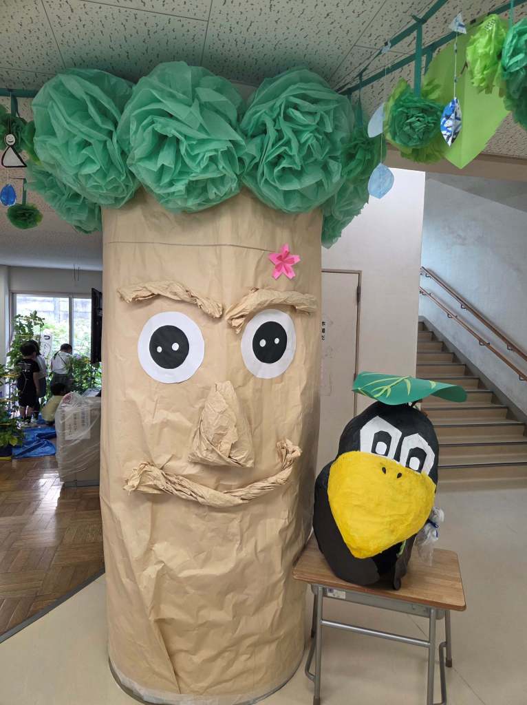 小学校の校舎を入ると、子どもたちが作ったカラちゃんと大きな木が迎えてくれます。